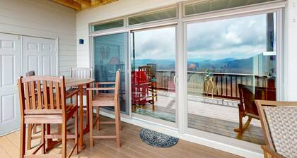 Fantastic condo with large deck, fireplace, stunning Grandfather Mountain vistas