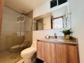 Secadora de cabello, toallas, jabón, papel de baño