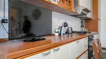 Kühlschrank, Ofen, Herdplatte, Wasserkocher mit Kaffee-/Teezubehör