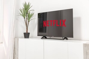 A flat-screen TV on a white cabinet with the word 'NETFLIX' displayed on the screen. - M TOWN 119 - Sanremo - Centro (Sanremo)