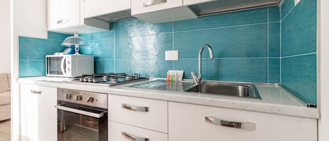 Fridge, microwave, oven, stovetop