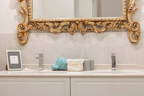 Bathroom - THE QUEEN'S APARTMENT - Ariston - Centro (Sanremo)