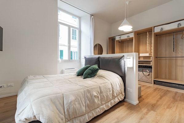 A bedroom with a bed, a wardrobe, and a window. - THE QUEEN'S APARTMENT - Ariston - Centro (Sanremo)