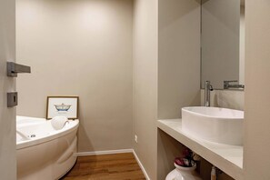 A bathroom with a bathtub, a sink, and a mirror. - THE QUEEN'S APARTMENT - Ariston - Centro (Sanremo)