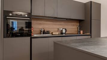 Fridge, oven, stovetop, dishwasher