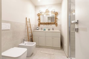 Bathroom - THE QUEEN'S APARTMENT - Ariston - Centro (Sanremo)