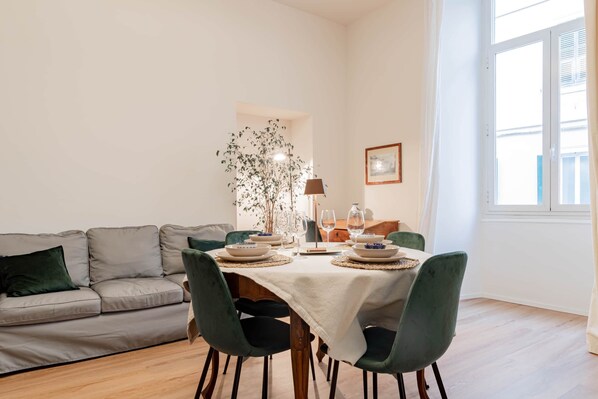Dining - The King's Apartment (Sanremo)