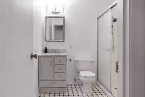 Secadora de cabello, toallas, jabón, shampoo 