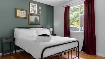 2 bedrooms, desk, iron/ironing board, free WiFi