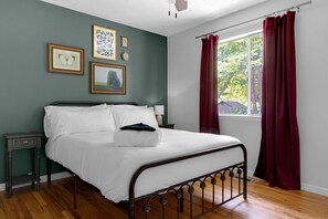 2 bedrooms, desk, iron/ironing board, free WiFi - WELCOME TO THE OWL'S NEST - 2 BEDROOM HOME IN AUGUSTA, WINERIES & THE KATY TRAIL (Augusta)