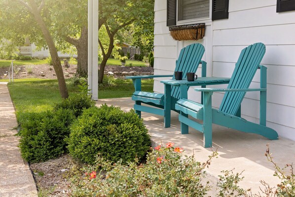 Terrace/patio - WELCOME TO THE OWL'S NEST - 2 BEDROOM HOME IN AUGUSTA, WINERIES & THE KATY TRAIL (Augusta)