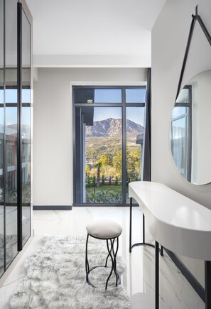 Sengetøy av topp kvalitet, minibar, safe på rommet og lydisolert