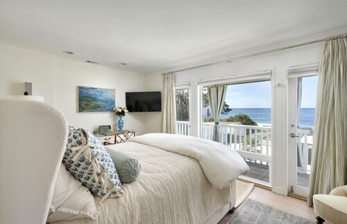 Endless ocean views from this La Jolla retreat!  Best location at Windansea!