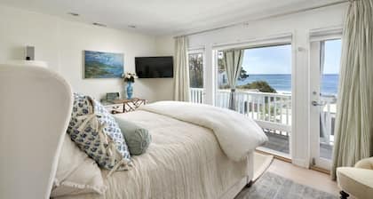 Endless ocean views from this La Jolla retreat! Best location at Windansea!