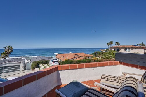 Endless ocean views from this La Jolla retreat!  Best location at Windansea!