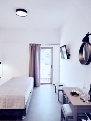 ห้องพาโนรามิกดับเบิล, เห็นวิวทะเลบางส่วน | มินิบาร์ฟรีบางอย่าง, ตู้นิรภัยในห้องพัก, Wi-Fi ฟรี, ผ้าปูที่นอน