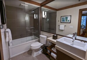 Banheira de hidromassagem, toalhas de banho, sabonete, papel higiênico