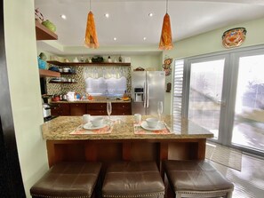 Private kitchen - Tropical Retreat Villa Miramar (Montego Bay)