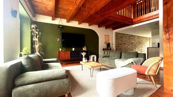 Een smart-tv, tafelvoetbal en boeken