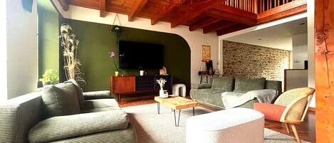 Smart-TV, Tischfußball, Bücher