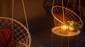 A cozy outdoor seating area with two wicker chairs and a small round table, both with cushions. - Gîte 12 Personnes, Sauna, Billard, Baby-foot, Bain à Remous, Terrasse, Barbecue (Lapoutroie)