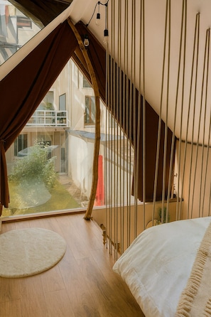 6 chambres, bureau, fer et planche à repasser, lit parapluie