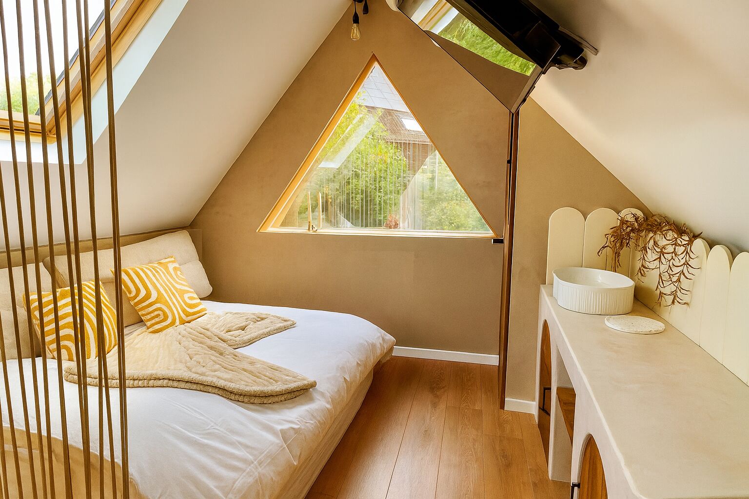 6 habitaciones, escritorio y tabla de planchar con plancha 