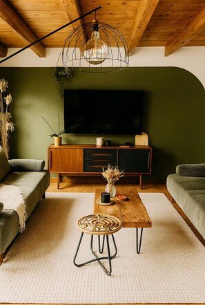 Een smart-tv, tafelvoetbal en boeken