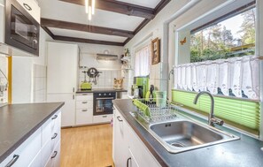 Kjøleskap, ovn og kokeplater