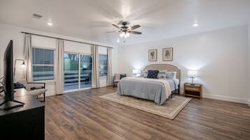 4 bedrooms, desk, iron/ironing board, travel crib