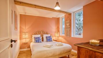 7 bedrooms, iron/ironing board, travel cot, WiFi