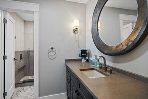 Douche, séchoir à cheveux, serviettes fournies