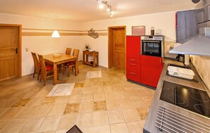 Fridge, oven, stovetop, dishwasher - Lovely apartment in Userin with kitchen (Userin)
