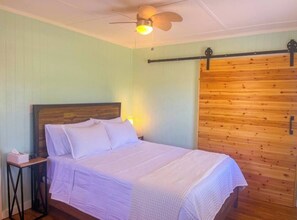 1 bedroom, travel cot, WiFi, bed sheets - Cozy Waterfront Home on Lake LBJ Kayaks Included! (Granite Shoals)