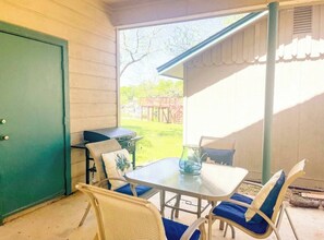 Outdoor dining - Cozy Waterfront Home on Lake LBJ Kayaks Included! (Granite Shoals)