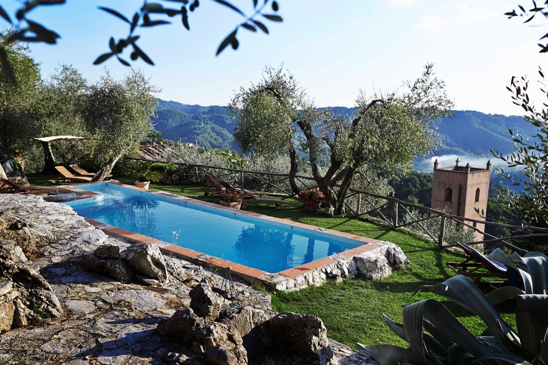 시즌별로 운영되는 야외 수영장