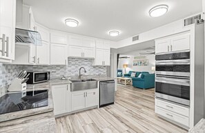 Refrigerador, microondas, horno y parrilla de estufa 