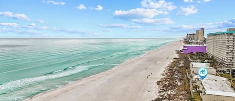 Plage, chaises longues
