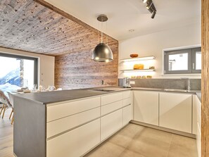 Kühlschrank, Ofen, Geschirrspüler, Wasserkocher mit Kaffee-/Teezubehör