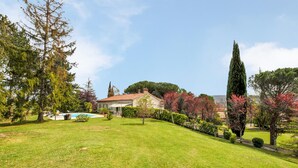 A well-maintained lawn, a swimming pool, and a house with a red roof. - Stunning home in Tabre (Tabre)