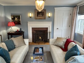 Televisor intel·ligent, llar de foc, llibres i estèreo 