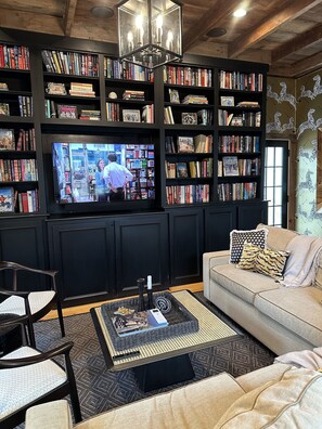 Smart TV, fireplace, books, stereo - Historic Charm with modern amenities in Exeter, NH. 3 Bedrooms & Walk to town (Exeter)