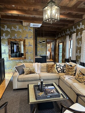 Smart TV, chimenea, libros y estéreo 