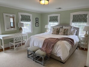 3 slaapkamers, een bureau, een strijkplank/strijkijzer, reisbedje