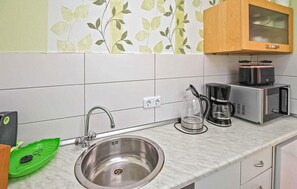 Fridge, microwave, stovetop, cookware/dishes/utensils - Ferienhaus Waren (Müritz) (Waren (Müritz) OT Ware)