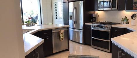 Microonde, forno, piano cottura, lavastoviglie