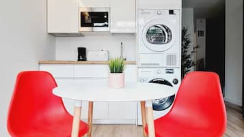 Habitación doble | Cocina privada | Frigorífico pequeño, microondas, placa de cocina y cafetera o tetera