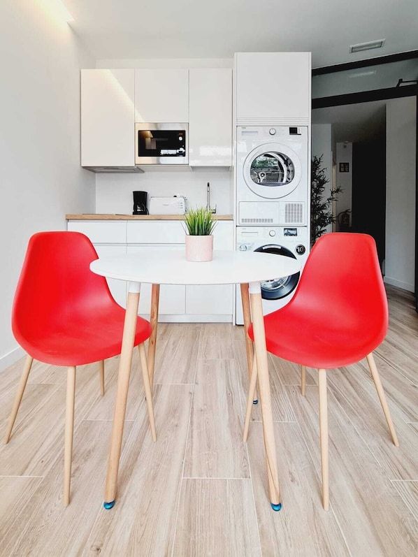 Double Room | Private kitchen | Mini-fridge, microwave, stovetop, coffee/tea maker - Bilbao rooms & kitchen Santutxu (Bilbao)