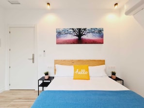 Double Room | Down comforters, desk, iron/ironing board, free WiFi - Bilbao rooms & kitchen Santutxu (Bilbao)