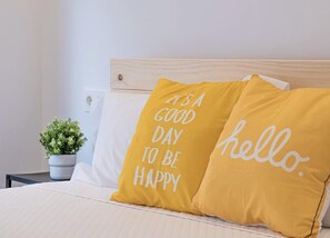 Double Room | Down comforters, desk, iron/ironing board, free WiFi - Bilbao rooms & kitchen Santutxu (Bilbao)
